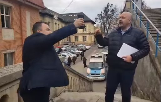 Scandal ca la ușa cortului în curtea spitalului pe tema saltelelor de la Chirurgie II. Explicația lui Șușca: "Nu sunt alte soluții, e un spital din 1900"