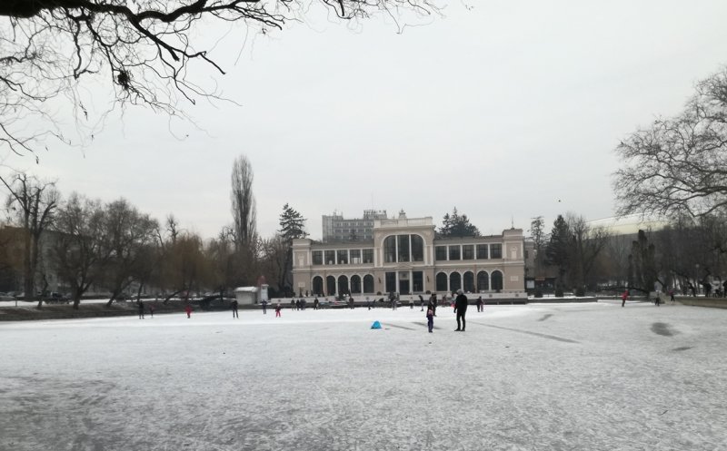 Patinoar pe Chios în anii '40.  Știaţi însă de balurile pe gheaţă de la finalul anilor 1800?