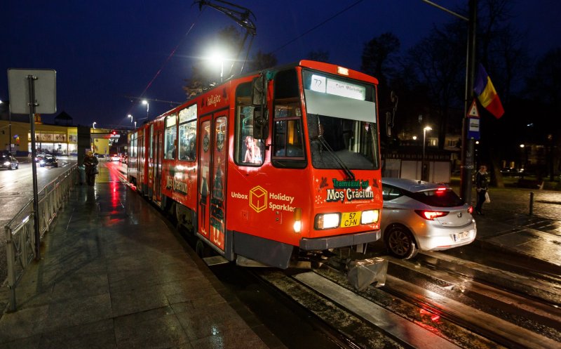 Moş Crăciun iese la plimbare cu tramvaiul pe străzile Clujului