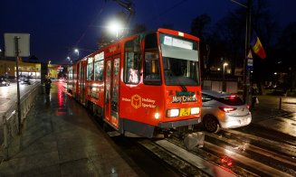 Moş Crăciun iese la plimbare cu tramvaiul pe străzile Clujului