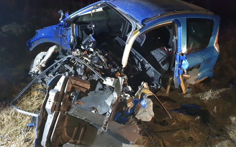 Accident pe drumul din Făget: Două mașini făcute praf și șoferul nevinovat, un tânăr de 16 ani, rănit grav