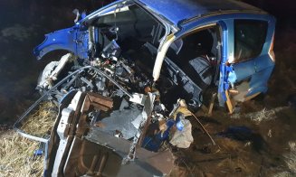 Accident pe drumul din Făget: Două mașini făcute praf și șoferul nevinovat, un tânăr de 16 ani, rănit grav