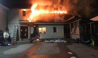 Incendiu puternic în Someșeni. Pompierii s-au luptat aproape două ore cu flăcările