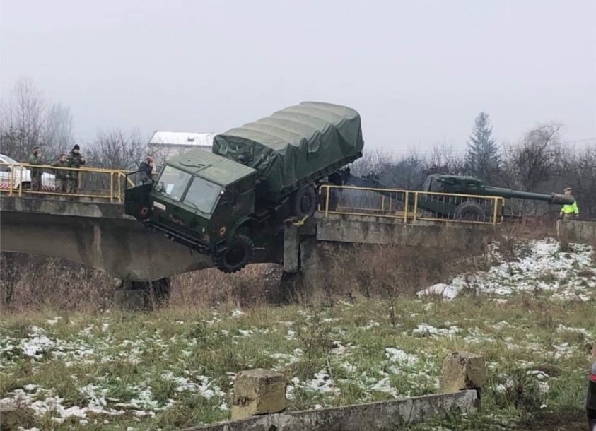 Imagini rupte parcă dintr-un film de acțiune! Camion militar, suspendat pe un pod din Cluj