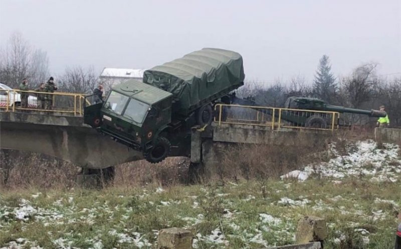 Imagini rupte parcă dintr-un film de acțiune! Camion militar, suspendat pe un pod din Cluj