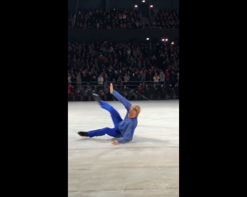 Momentul când Plushenko cade pe gheaţă la Cluj. "A fost ca Fontana di Trevi! Nu am văzut niciodată aşa ceva"