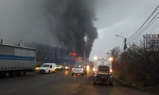 Incendiu de amploare într-o hală industrială din Câmpia Turzii. Pompierii au intervenit cu mai multe autospeciale