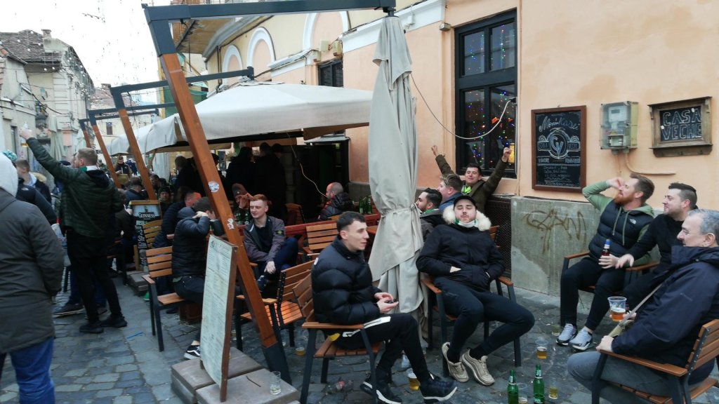 Suporterii lui Celtic au făcut spectacol în centrul orașului, înaintea jocului cu CFR