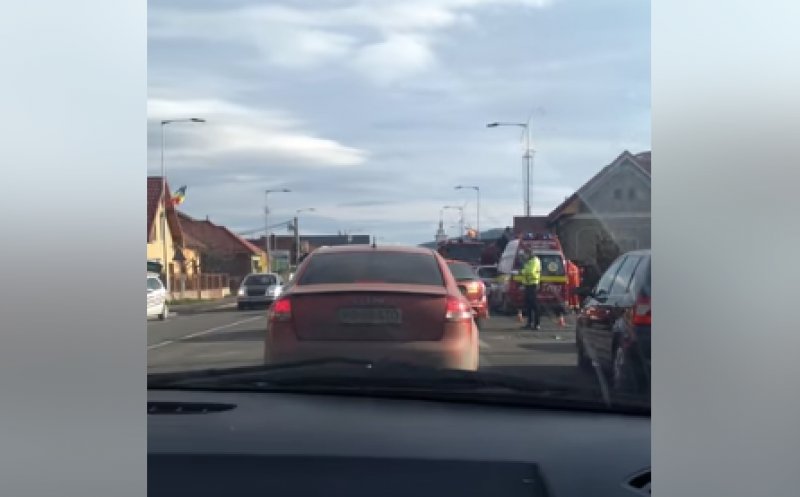 Accident între o mașină și un camion în Florești. Patru persoane rănite