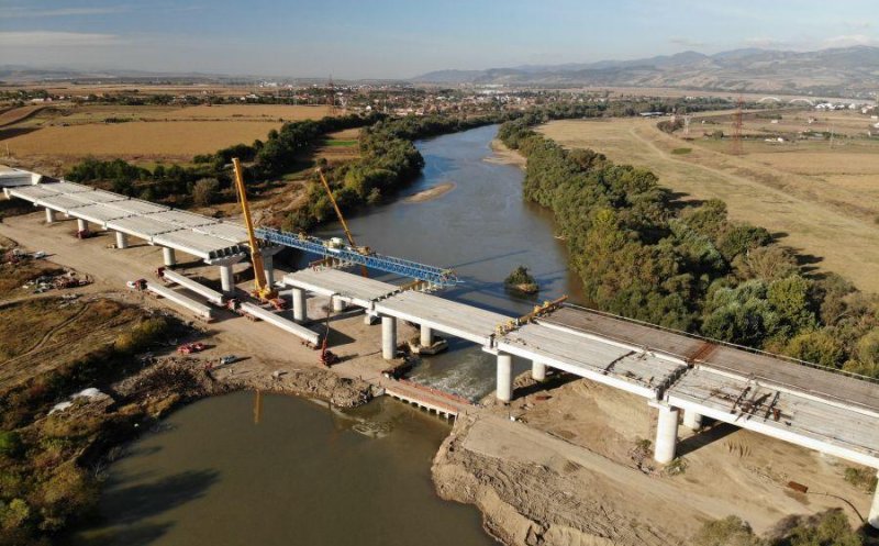 Au început lucrările la aparatele de reazem ale podului peste Mureș de pe „lotul muzeu” al Autostrăzii Lugoj-Deva