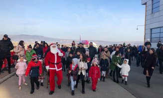 Moș Crăciun a aterizat la Cluj. Nu cu sania cu reni, ci cu avionul