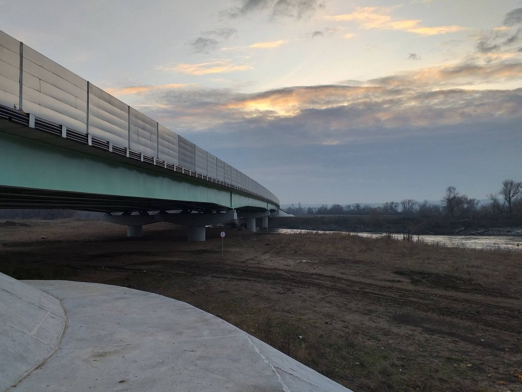 Lotul de autostradă terminat, care stă închis din cauza lucrărilor la un pod. "Este o bătaie de joc"