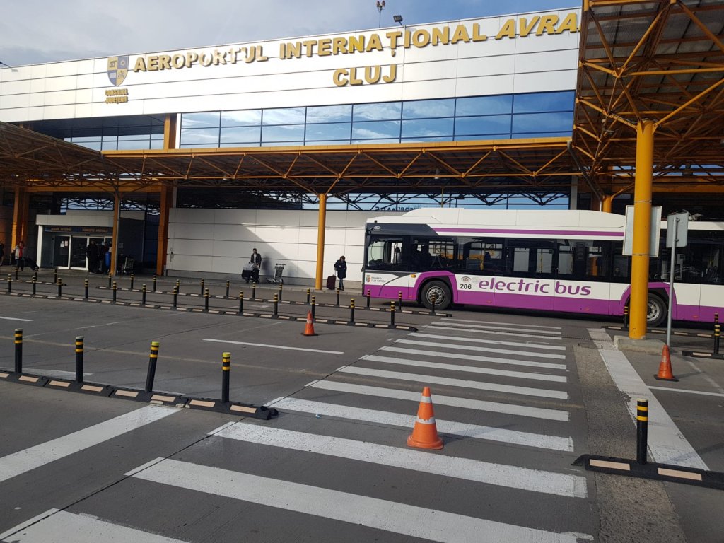 Autobuz de oraș în parcarea aeroportului din Cluj. Călătorii se vor îmbarca chiar la terminal
