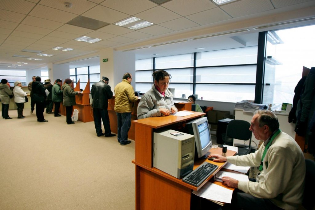 Ministrul Finanţelor vrea să transforme cozile la ghişee în click-uri pe mobil