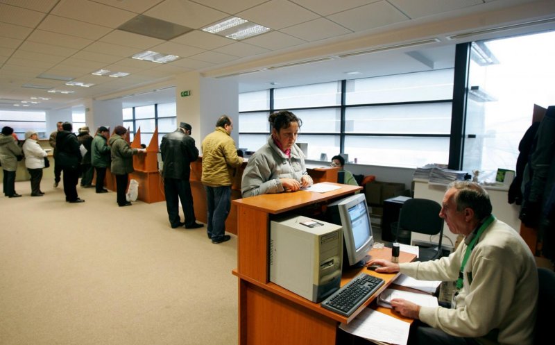 Ministrul Finanţelor vrea să transforme cozile la ghişee în click-uri pe mobil
