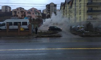 Cluj: Maşină cuprinsă de flăcări într-o parcare. S-a făcut scrum