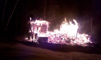 O cabană a ars ca o torţă, chiar în ajunul Anului Nou