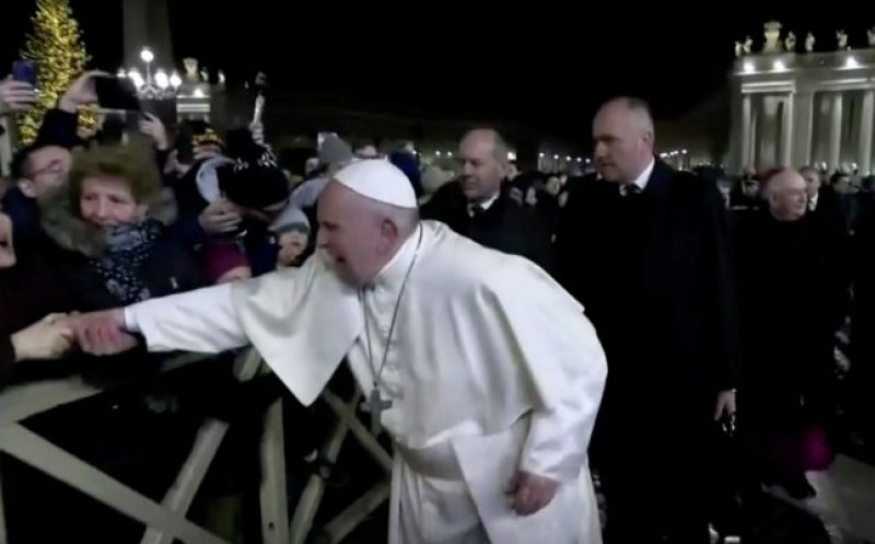 Papa Francisc a lovit mâna unei femei la adunarea din Piaţa Sfântul Petru, în Ajunul Anului Nou