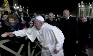 Papa Francisc a lovit mâna unei femei la adunarea din Piaţa Sfântul Petru, în Ajunul Anului Nou