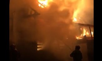 Incendiu puternic în localitatea Mera din cauza artificiilor de Anul Nou