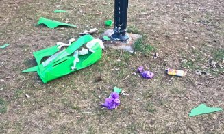 Parcul de pe Cetățuie, vandalizat. S-au ”distrat” punând petarde în coșurile de gunoi