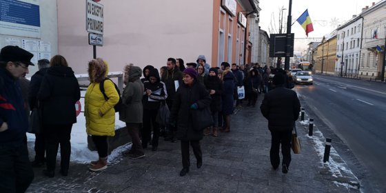 A început goana după locurile de parcare la Cluj. Cozi ca înainte de '89  în faţa primăriei pentru depunerea cererilor