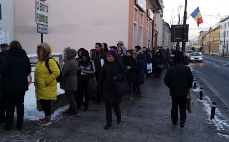 A început goana după locurile de parcare la Cluj. Cozi ca înainte de '89  în faţa primăriei pentru depunerea cererilor