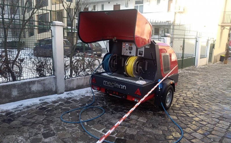 Gata cu graffiti pe clădirile din centru! Zidul vechii cetăți, curățat cu un aparat de 50.000 de euro
