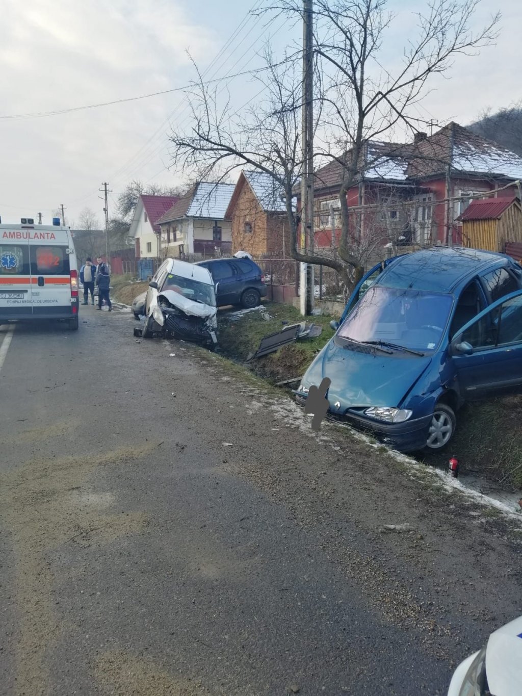 O șoferiță începătoare a făcut prăpăd la Cluj. A intervenit elicopterul SMURD