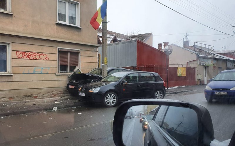 Accident cu două mașini pe București. Cea mare s-a făcut acordeon între un stâlp și o casă