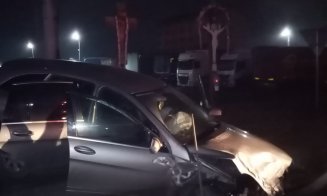 Accident cu răniți la intrarea în Gilău. Clientul și șoferul unui taxi, transportați la spital