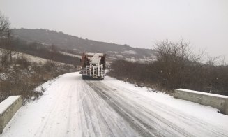 Poleiul a pus la treabă utilajele de intervenție. Sute de tone de material antiderapant, aruncat pe drumurile din Cluj