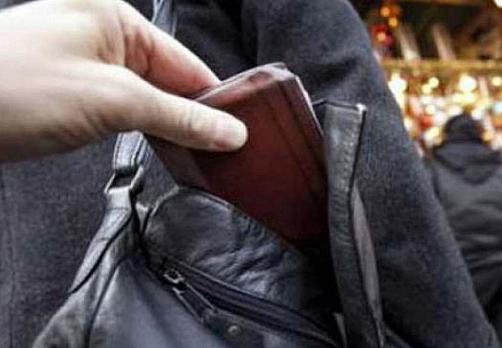 Hoțul din Piața Muzeului a fost prins. Bărbatul are vechime în domeniu