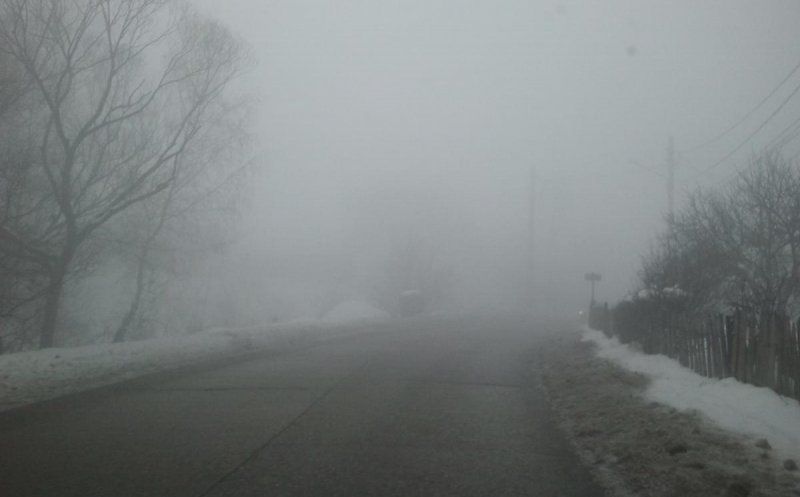 Atenție, șoferi! Cod galben de ceață asociată cu chiciură la Cluj / Atenționarea de ceață a fost prelungită