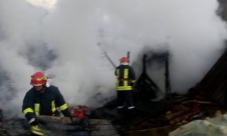 Incendiu la o pensiune din Ic Ponor. Flăcările, ținute în frâu de localnici până la sosirea pompierilor