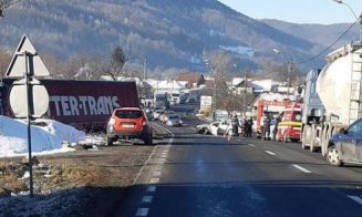 Accident pe drumul Cluj - Oradea. O mașină a intrat într-un TIR