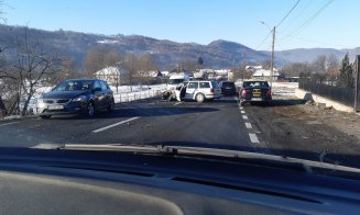Accident pe drumul Cluj - Oradea. O mașină a intrat într-un TIR