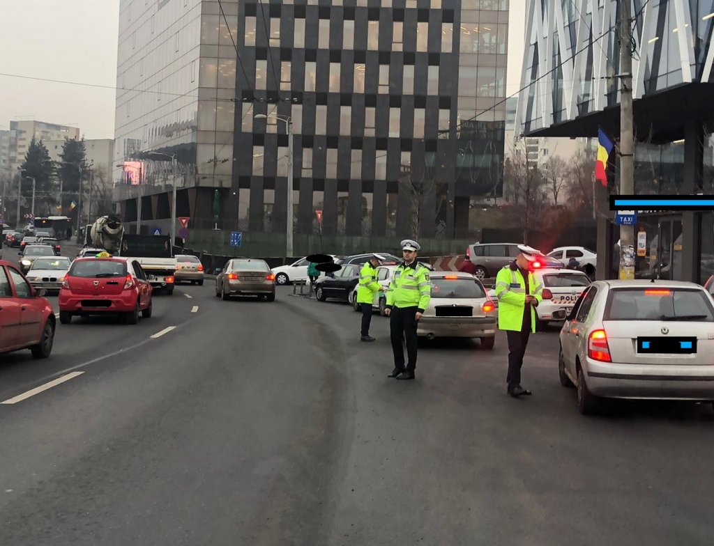 Şoferii şi pietonii indisciplinaţi, taxaţi de poliţişti. Peste 100 de amenzi în 2 ore