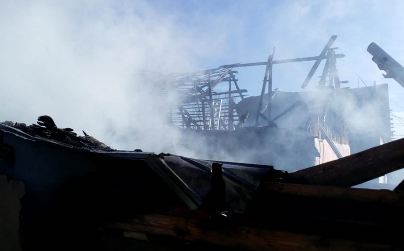 Incendiu de proporții într-o colonie de romi. Șase barăci s-au făcut scrum