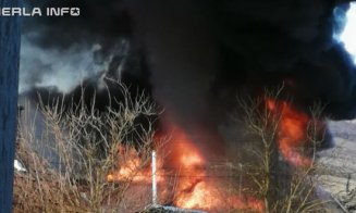 Incendiu de proporții într-o colonie de romi. Șase barăci s-au făcut scrum