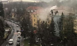 Incendiu la o locuință din centru. O femeie a fost transportată la spital