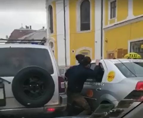 Scandal în centrul Clujului. Un șofer și un taximetrist s-au luat la bătaie în trafic