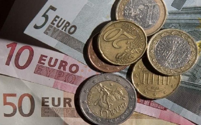 Leul a crescut  în raport cu euro şi dolarul