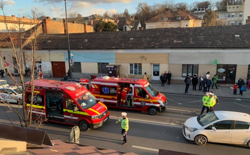 Cluj: Două mașini lovite și o femeie la spital, după o traversare neregulamentară