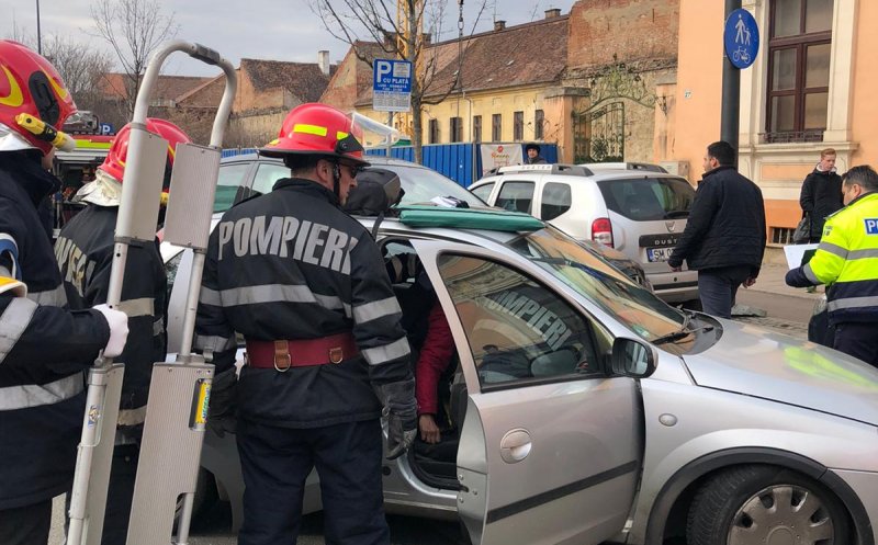 Accident între un SUV și o mașină mică pe Avram Iancu. O persoană a rămas încarcerată