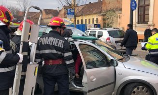 Accident între un SUV și o mașină mică pe Avram Iancu. O persoană a rămas încarcerată