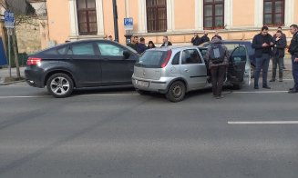Accident între un SUV și o mașină mică pe Avram Iancu. O persoană a rămas încarcerată