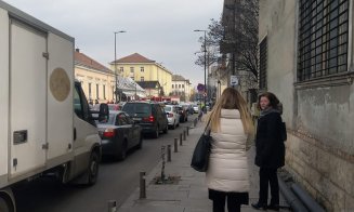 Accident între un SUV și o mașină mică pe Avram Iancu. O persoană a rămas încarcerată