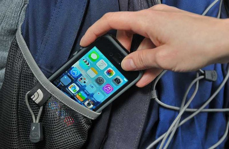 Angajată a unei firme de curierat, după gratii. Fura coletele cu telefoane