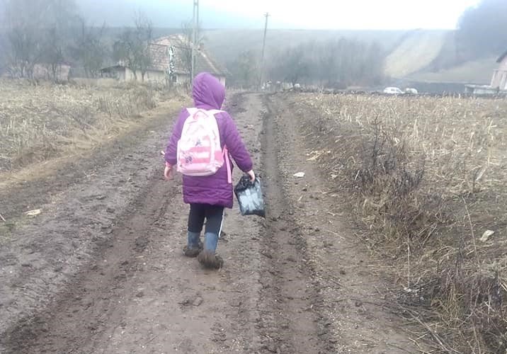 Copiii dintr-un sat din județul Cluj sunt nevoiți să parcurgă zilnic 2,5 kilometri prin noroi  în drumul spre școală
